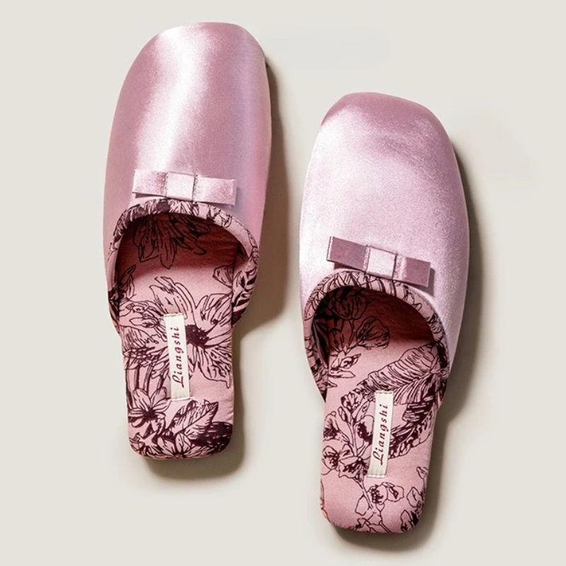 الفاخرة الحرير طباعة تصميم النعال المسطحة النساء الحلو فراشة عقدة الديكور النعال الحديثة مريحة أنيقة النعال المنزل