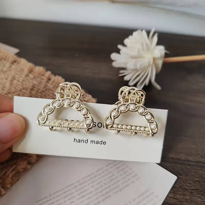 2PC Elegancki metalowy zacisk z perłą i kryształem Mały rozmiar Klips do włosów z akcentem w kształcie rekina do wysokiego kucyka