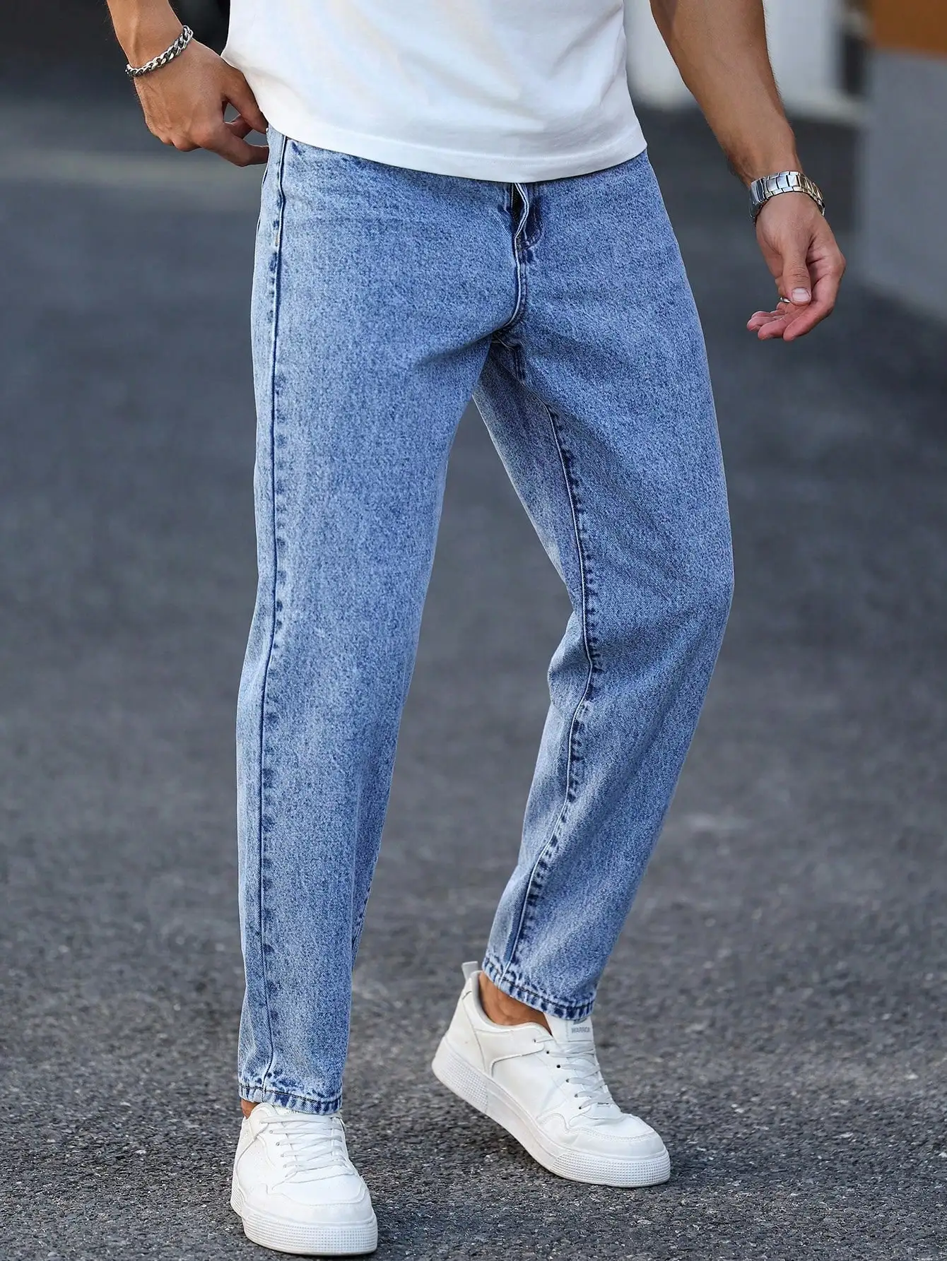 سراويل الدنيم المغسولة باللون الأزرق الفاتح للرجال بسيطة وكاجوال وعصرية ومناسبة للإظهار بأرجل طويلة ومتعددة الاستخدامات.