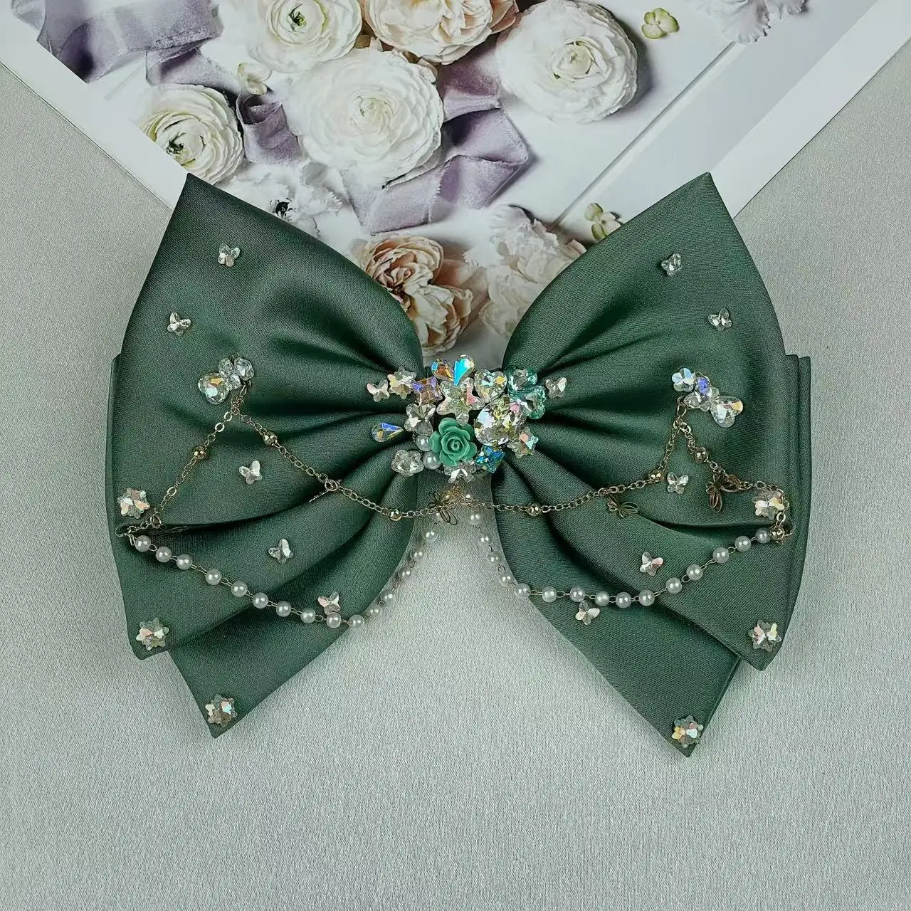 

Оригинальный дизайн, сверхпрочный трехслойный атласный бант со стразами и кисточкой, милый и элегантный аксессуар для волос