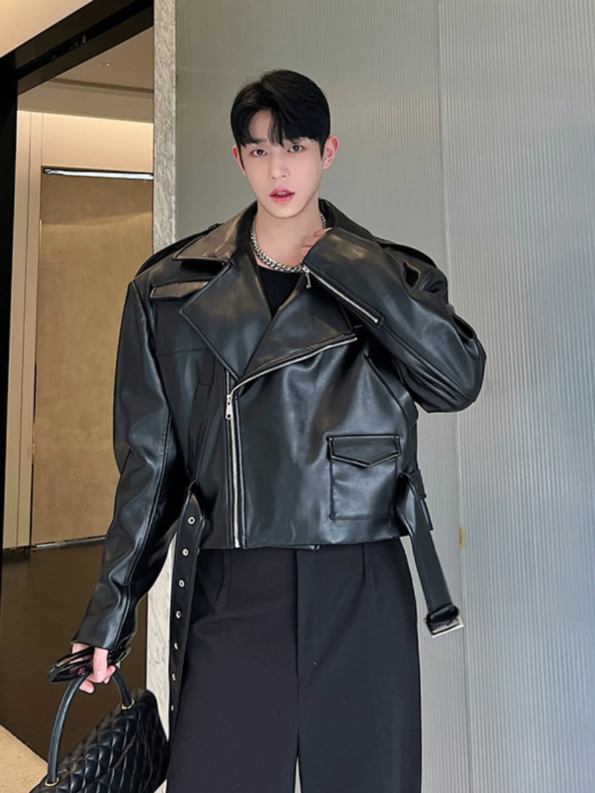 Giacca in Pelle Stile Biker Coreano con Cerniera Retrò, Design Trendy e Vestibilità Ampia per Uomo, Energia Giovanile, Casual Autunnale