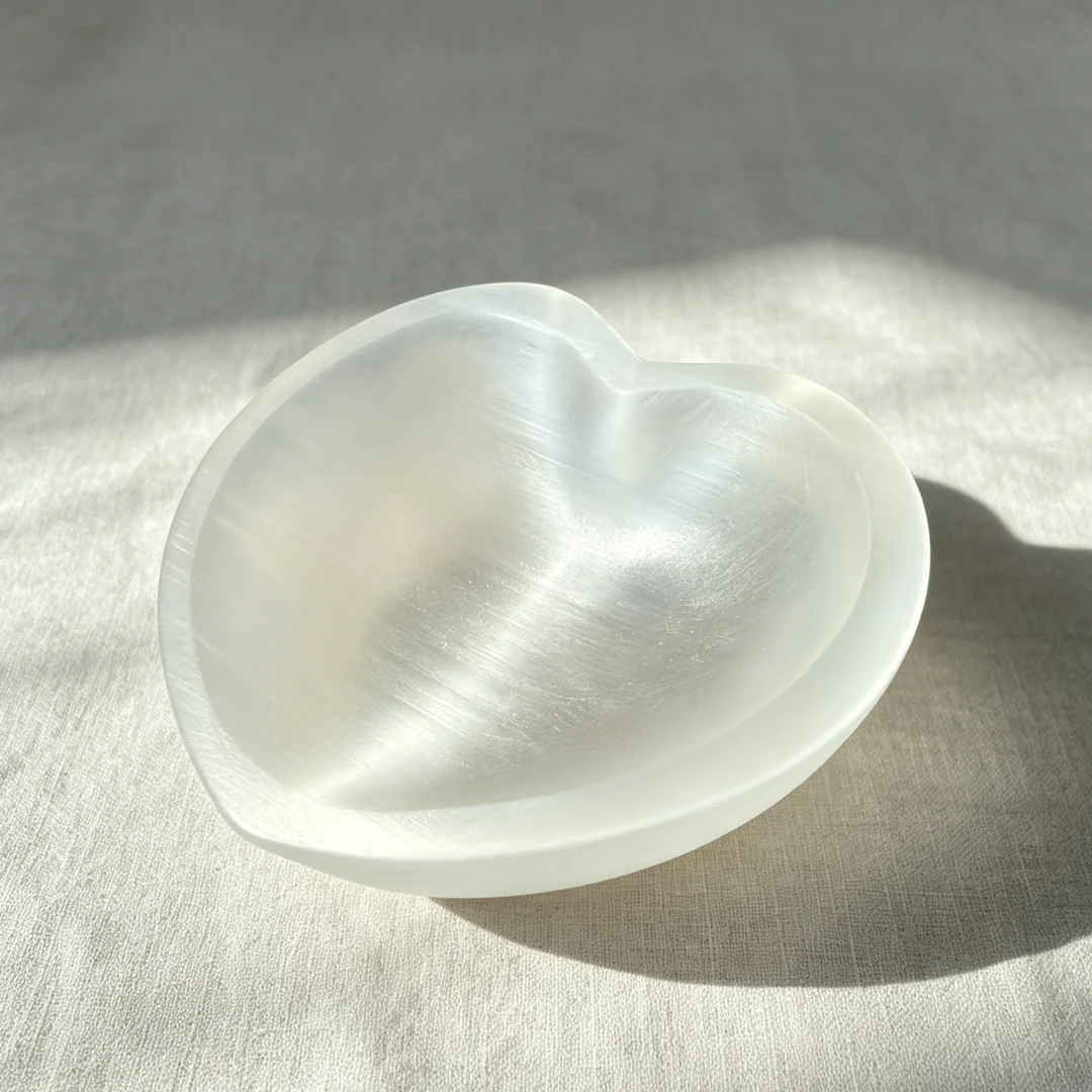 1pc Selenite Bowl Plate Ornament, Heart-shaped Carved Quartz Crystal,Gift for Friend, Office Bedroom Living Room Home Decoration - view 5