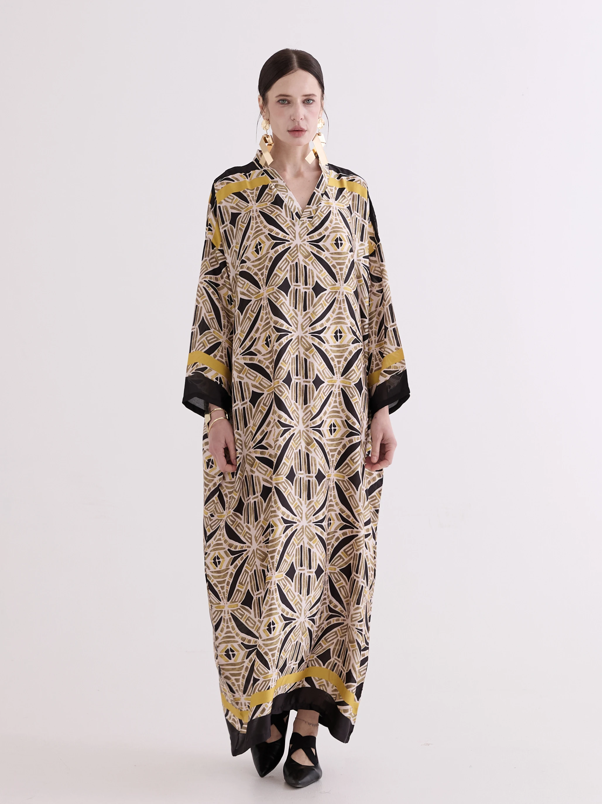 

Retro Large Size Loose Dress Q318 Elegant Vacation Travel Slimming White Show Style Long Sleeve V-Neck H-Shape Printed Dress