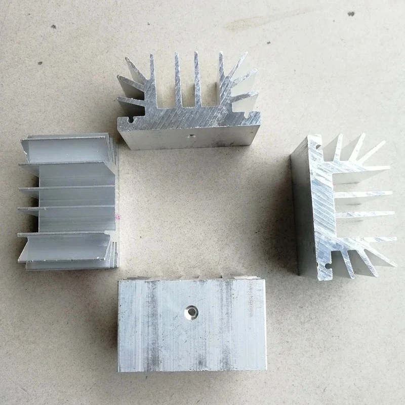 

Алюминиевый профильный радиатор для усилителя мощности 247, высокоплотный, с зубчатой структурой, 502830