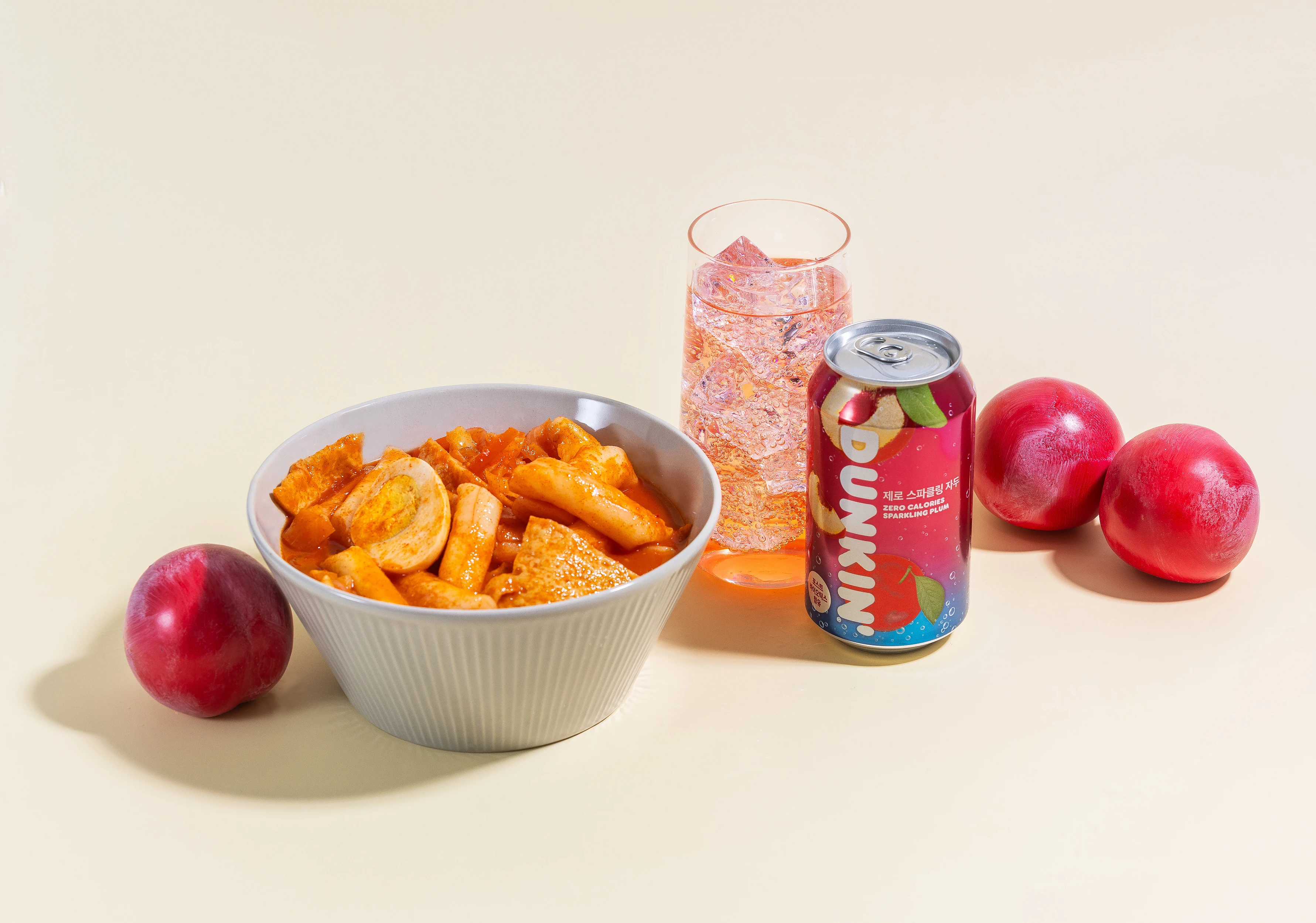 مشروب دنكين زيرو كربوني متلألئ 24 زجاجة (12 كمثرى + 12 برقوق)