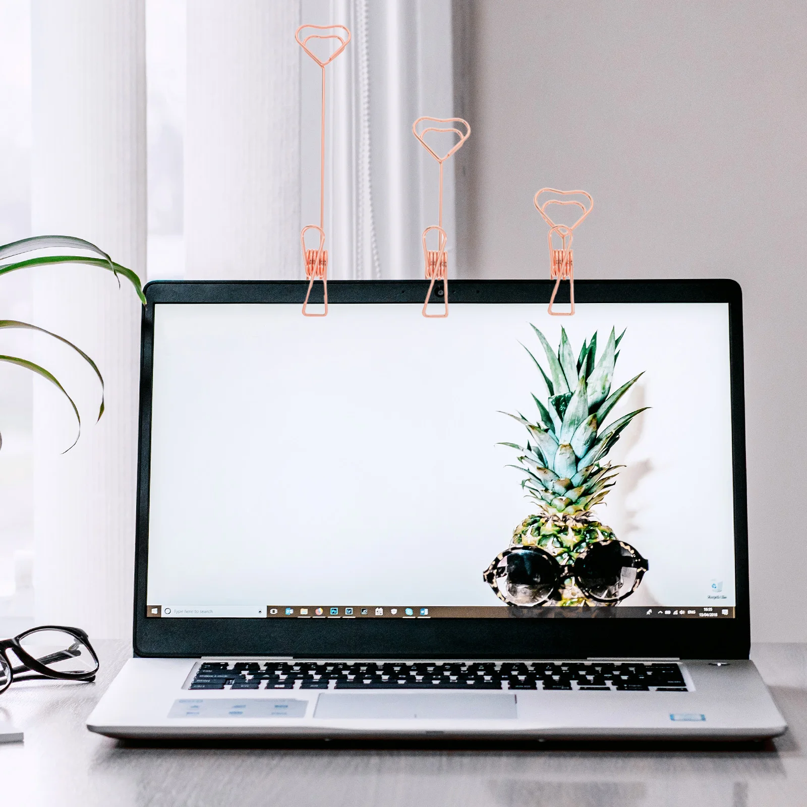 

6pcs Shaped Memo Holder Metal Desk Organizers Memo Holder Office On Desk Note Clips Office Card Stand Accessories