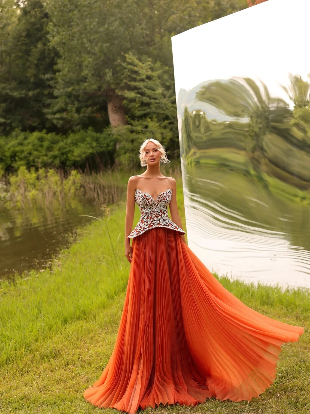 Zandloper korset Unieke dames avondjurk op maat gemaakte oranje plooirok A-lijn ingewikkelde kristallen mouwloze galajurk