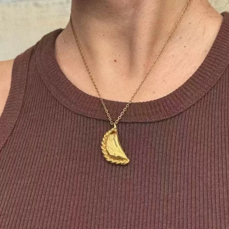 

Minimalist Metal Necklace for Women Dual-Tone Silver And Gold Moon Tooth Lockbone Chain Daily Commute Versatile Jewelry