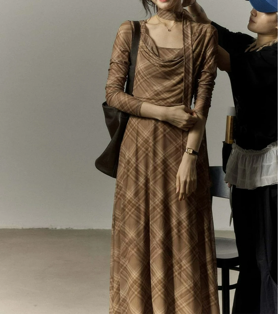

2025 Autumn New Retro Plaid Dress with Feminine Style Swinging Collar Mesh Slimming and Hanging Long Skirt