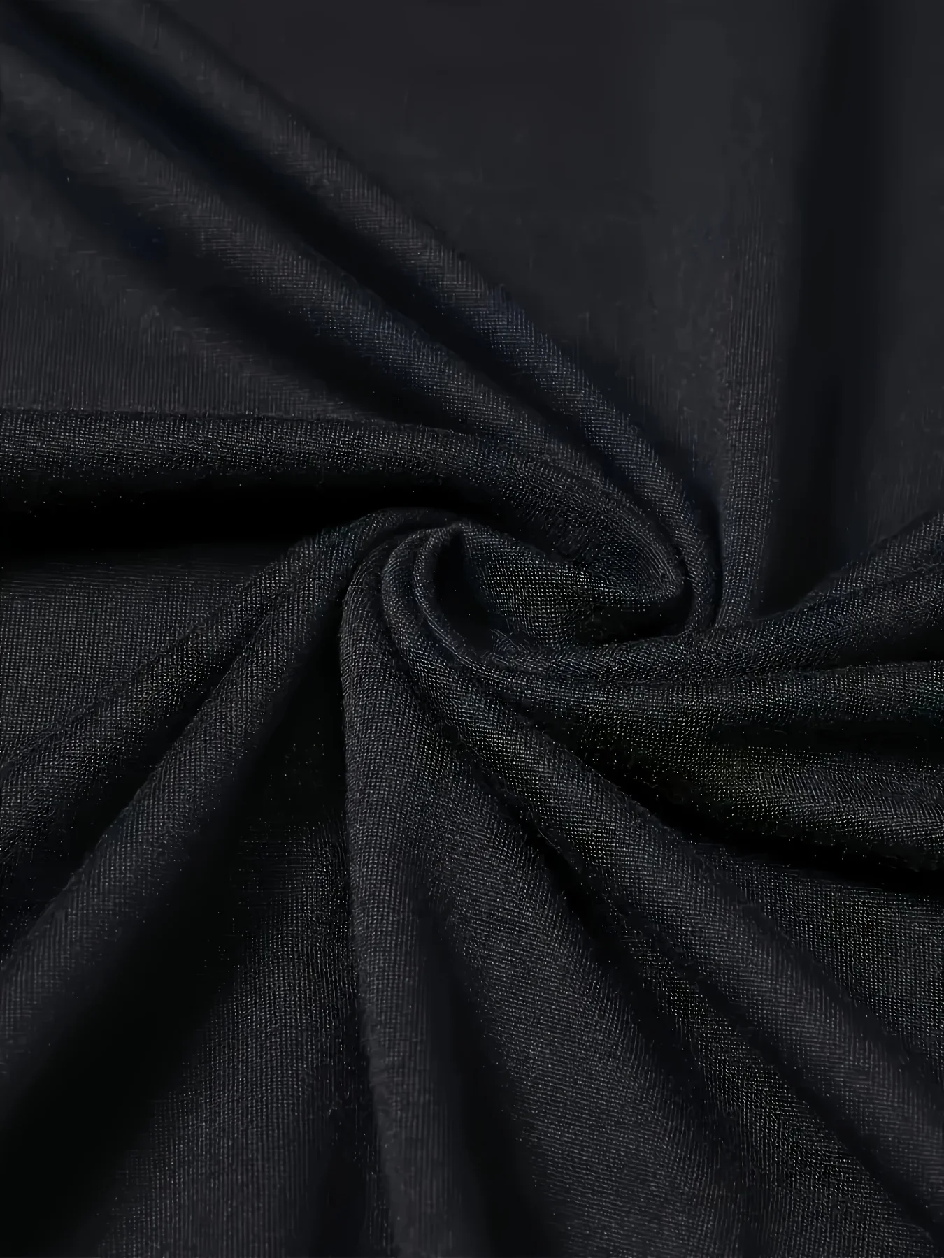 طقم تي شيرت رجالي، بأسلوب مريح وفضفاض، مع طباعة بنمط الحروف، وملمس خفيف الوزن وجيد التهوية.