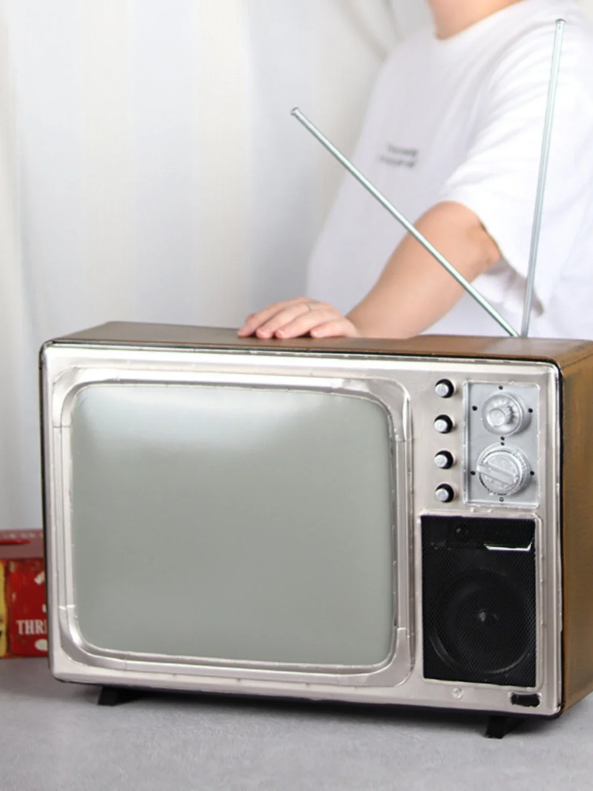 

Vintage and nostalgic 7080s vintage black and white TV props, bar and restaurant decorations