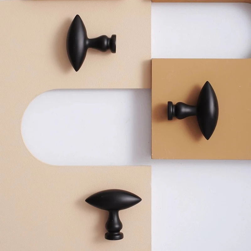 خزانة بمقبض باب خزانة الملابس على شكل زيتوني بسيط من النحاس مع خزانة أحذية سوداء غير لامعة ذات طابع شخصي بسيط ومقبض صغير