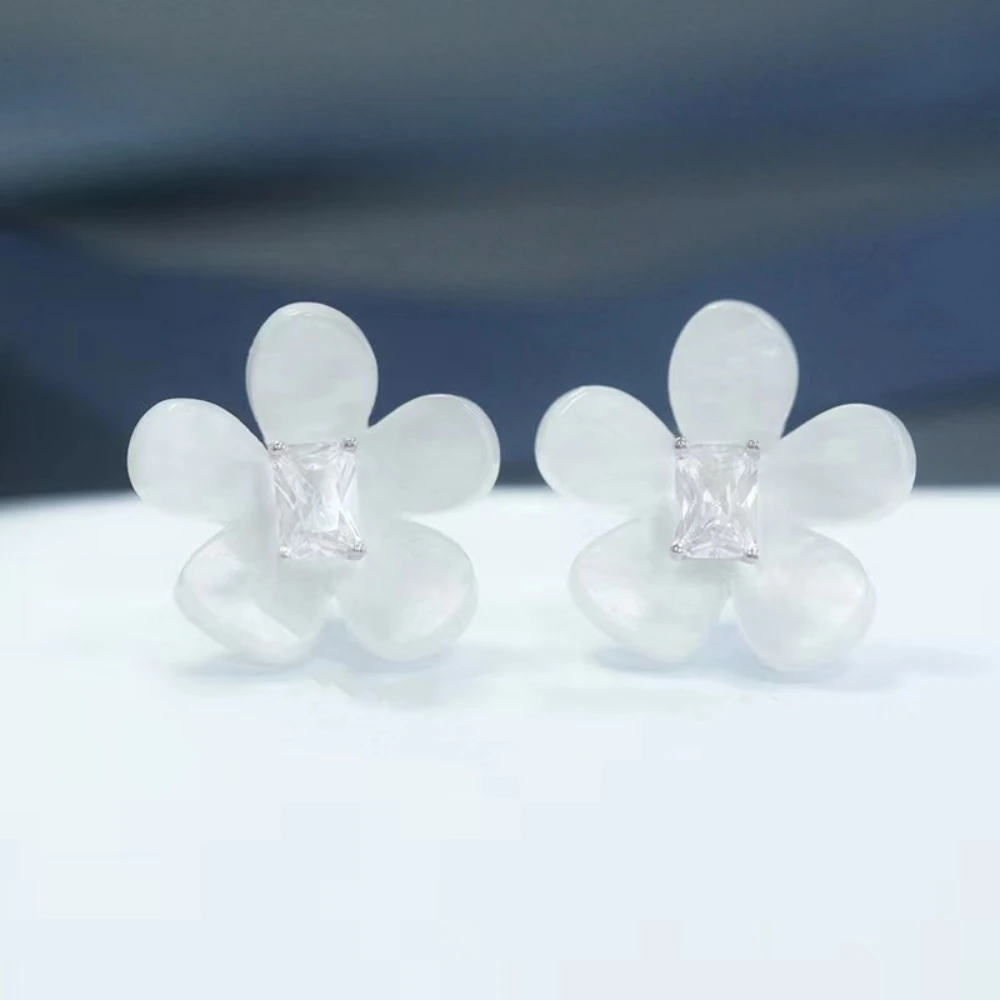 

2023 Best-Selling Flower Cluster Sugar Earrings Imitation Flower Zircon High-Grade Feeling Light Luxury Style Trend Earrings