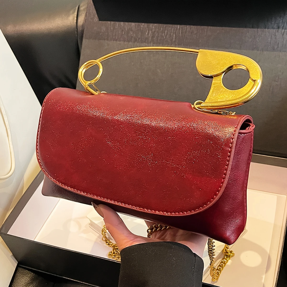 

Новая классическая популярная нишевая дизайнерская сумка с индивидуальной скрепкой для бумаг, модная универсальная сумка на плечо в стиле ретро с темпераментом