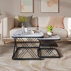 Zestaw 2 nowoczesnych stolików bocznych, PVC o wyglądzie marmuru, matowych czarnych rurek stalowych, 2 stoliki pomiarowe 65x65x45 cm i 45x45x38 cm.