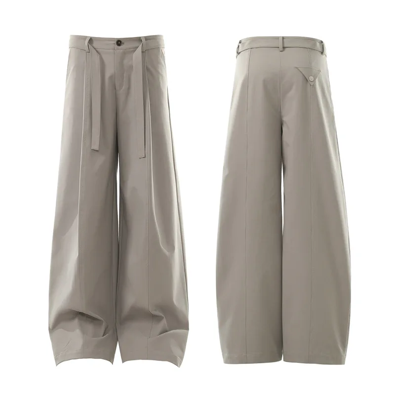 Beigefarbene, weit geschnittene Anzughose mit doppelten Trägern und drapiertem Schnitt für Herren – elegante Business-Casual-Hose mit entspannter Passform und geschwungenem Bein – modisch – Detail 4
