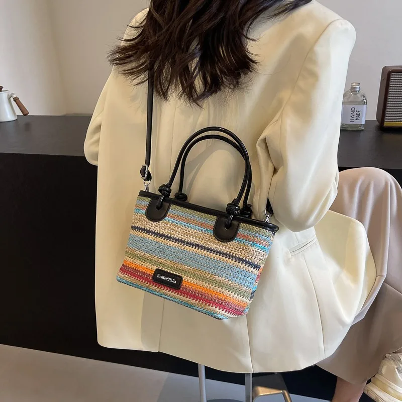 حقيبة شاطئ للعطلات على شاطئ البحر، حقيبة نسائية محمولة يدويًا من القش المنسوج يدويًا، حقيبة كروس صيفية جديدة بكتف واحد بألوان قوس قزح لعام 2025