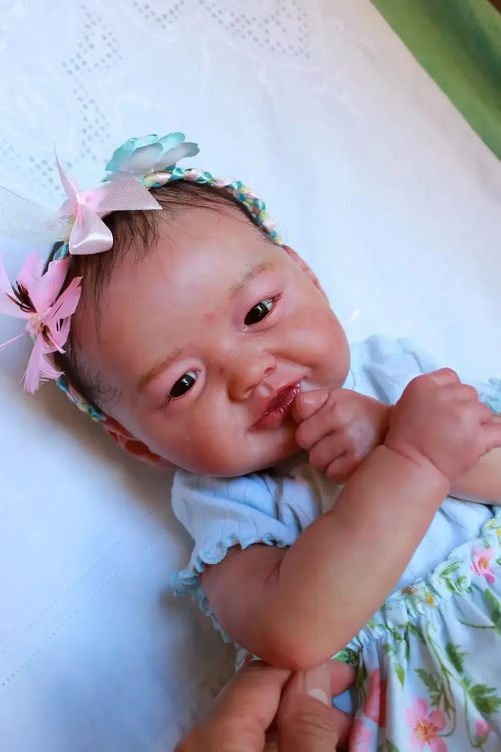 SINO-BB CustomizedLimited Supply 20-Zoll-Reborn-Baby Joshi mit handgewurzelten Haaren, bereits fertige Puppe mit unterschiedlichem Kleid