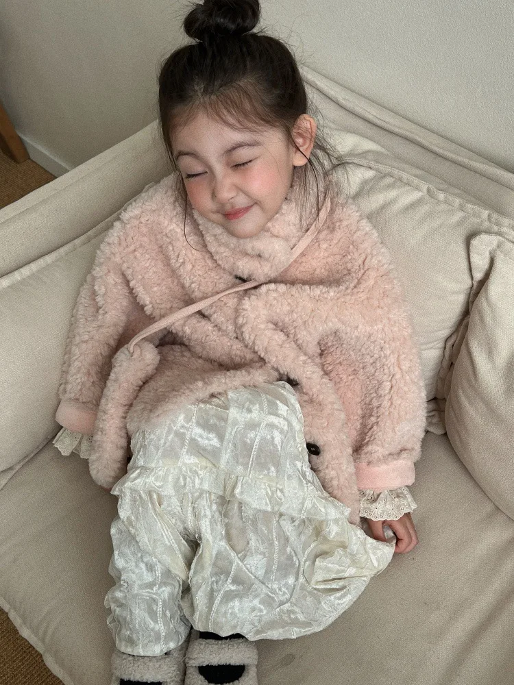 طقم بناتي لخريف وشتاء 2025 معطف كوري جديد وردي متوسط الطول مخملي مطرز تنورة دانتيل عصرية يومية غير رسمية حلوة