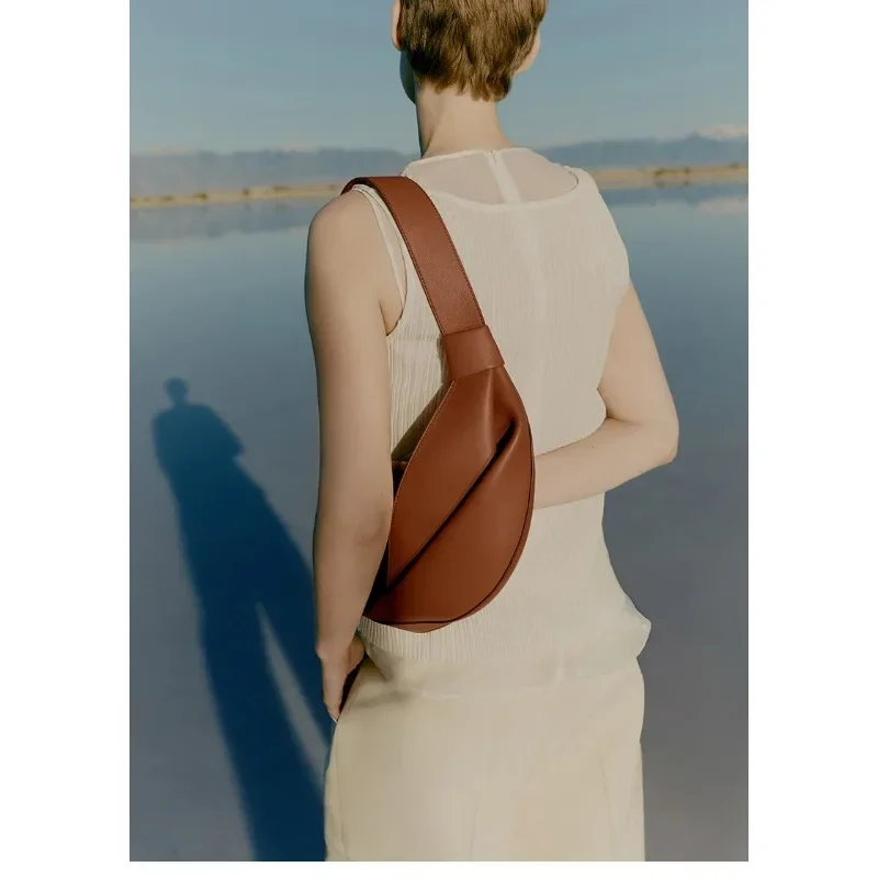 

2025 Y2k Ins French Design Crescent Hot Neyu New Pillow Shaped Personalized Niche Travel Smooth Cowhide Crossbody Bag