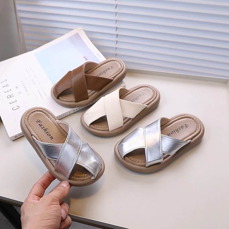 

Детские летние повседневные шлепанцы 2026: Новинка, с перекрестными ремешками, для девочек и мальчиков, пляжные, без застежек, нескользящие, для улицы, детские плоские шлепанцы, дышащие