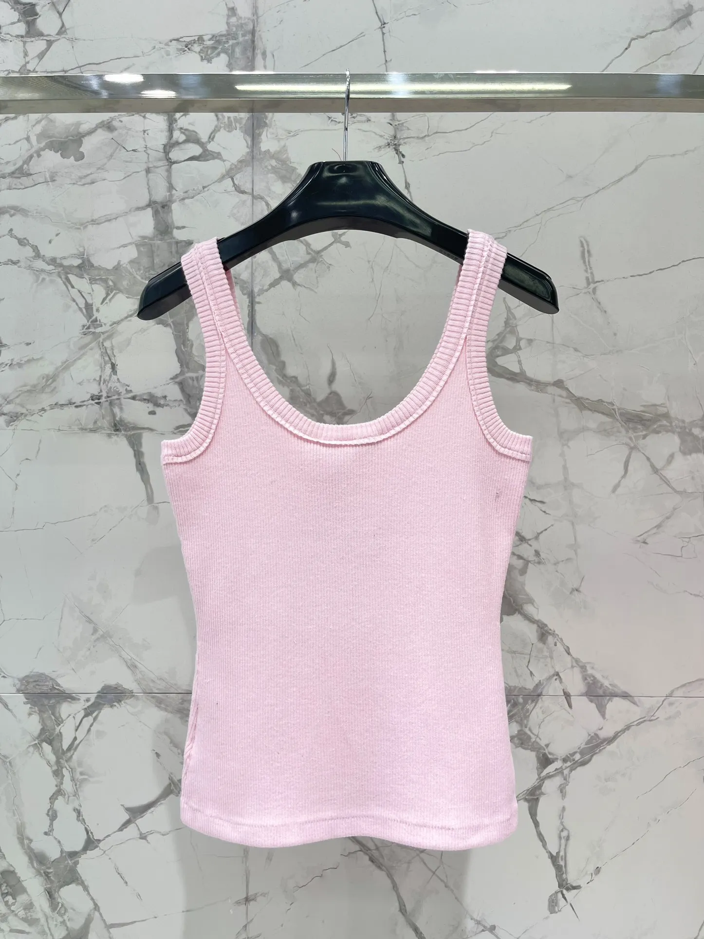 

2024 new high-quality threaded knitted camisole vest, stylish and generous, with soft and breathable fabric