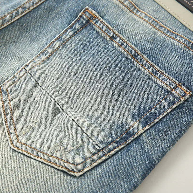 Fashionadesigner mode nieuwe herenjeans met kras, rimpel, borduurwerk, nostalgische stretch, slim fit, retro gewassen, lichtblauw