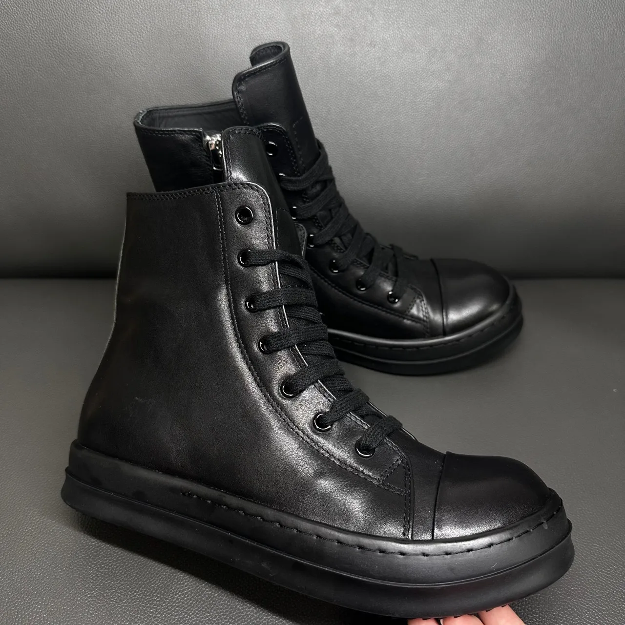 

Men Shoes Casual Sneaker Full Black Leather Fine Shoelace Flat High Top Shoe Zipper Ankle Boots Women Luxury R-o Design Sneakers