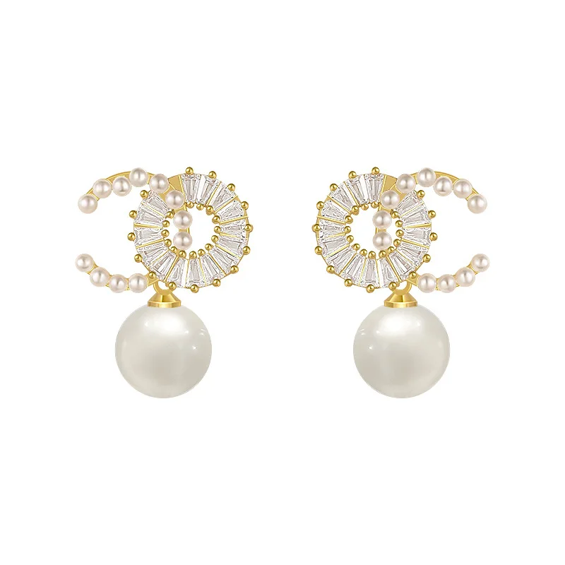 

Серьги-гвоздики во французском стиле ретро, легкие роскошные серьги с буквой C, женские нишевые дизайнерские серьги, новые модные серьги для девочек