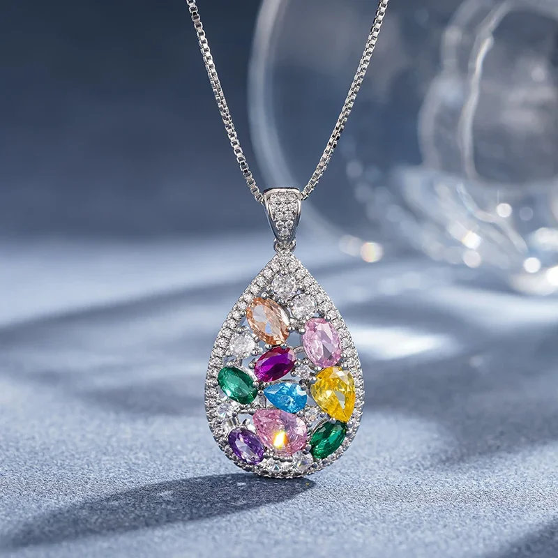 Huitan Funkelnde Damen-Anhänger-Halskette mit mehrfarbigen, hellen CZ-Steinen, elegantes, vielseitiges Accessoire für Hochzeiten und Partys. – Detail 3