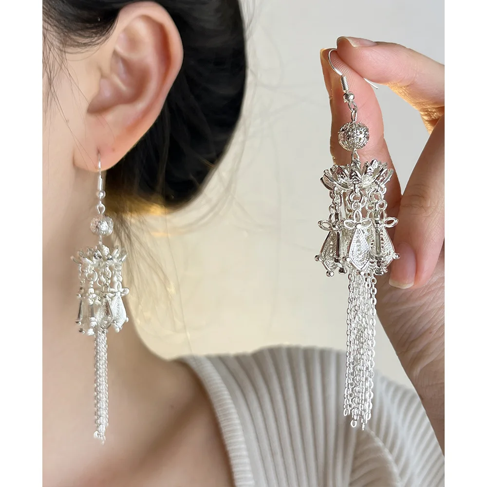 

Ancient Chinese Style Long Tassel Earrings Step on Lotus Women's Earring Hanfu Cheongsam Palace Wind Ear Hooks for Wedding