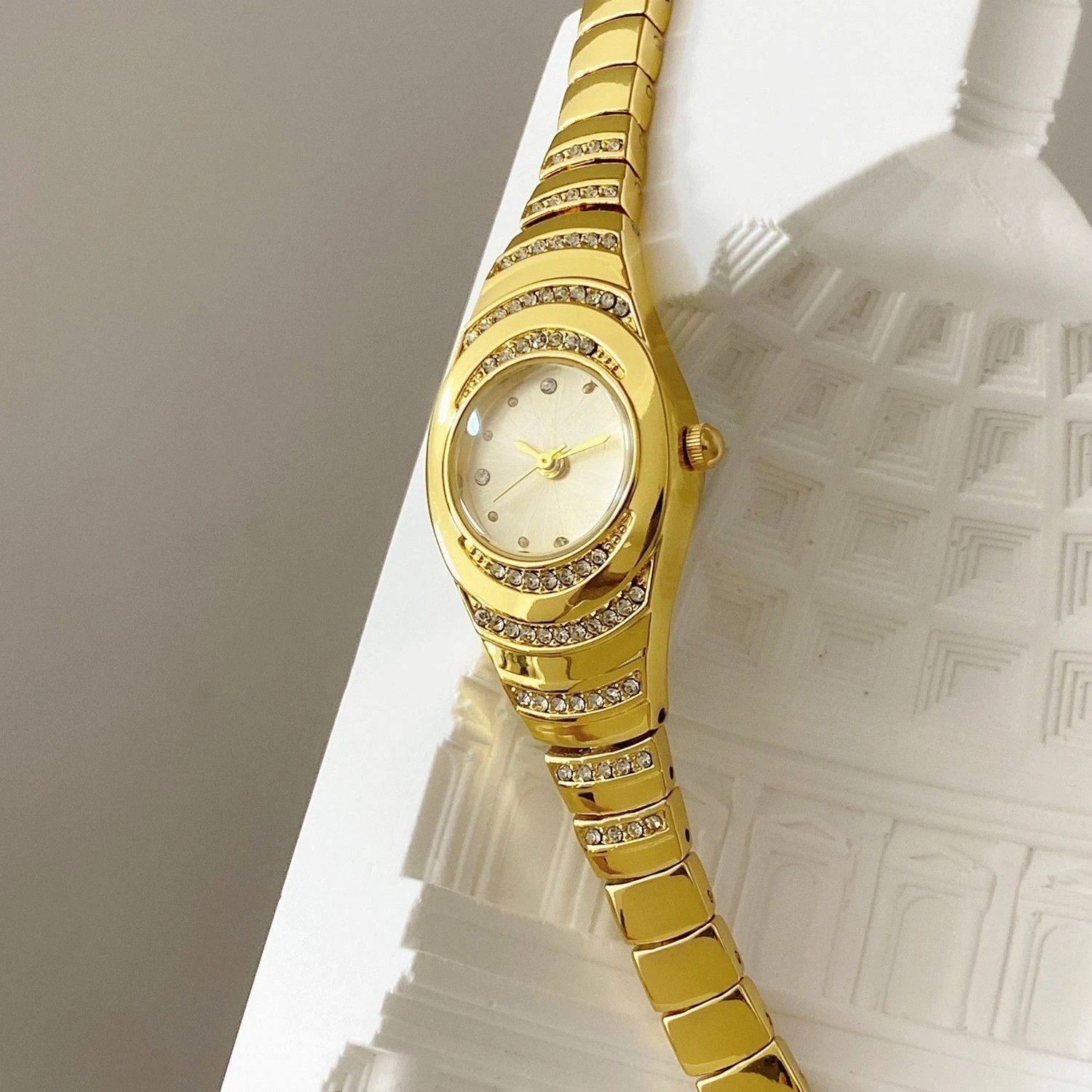 Montre-bracelet de luxe minimaliste pour femme, petite montre à quartz élégante avec diamants, bracelet de luxe léger pour dames, bijou de mode, montre de soirée