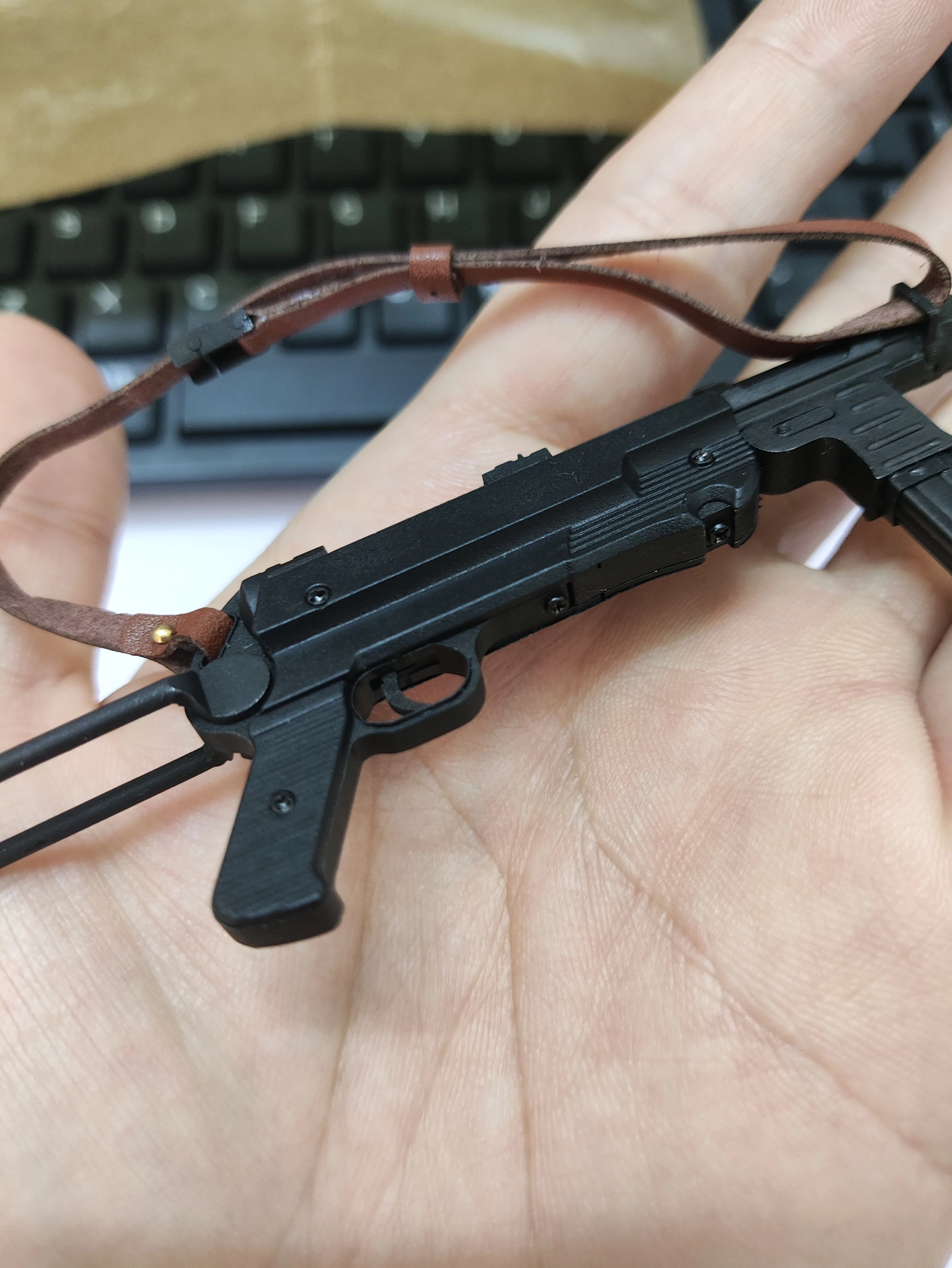 1:6 Bilancia In Metallo MP 40 Mitragliatrice Pistola Giocattolo Fatta A Mano WWII Arma Mini Pistola Giocattolo per Action Figure Collezione di Uomini