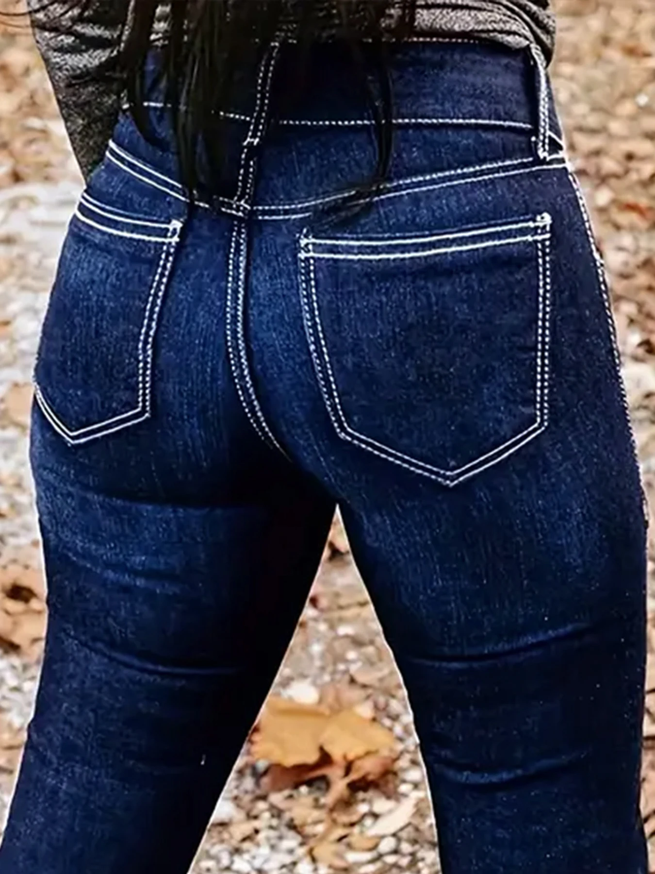 Damskie jeansy z wysokim stanem w kolorze ciemnoniebieskim z podwójnymi metalowymi guzikami po obu stronach, odpowiednie na uczelnię, do pracy i w stylu Y2K.