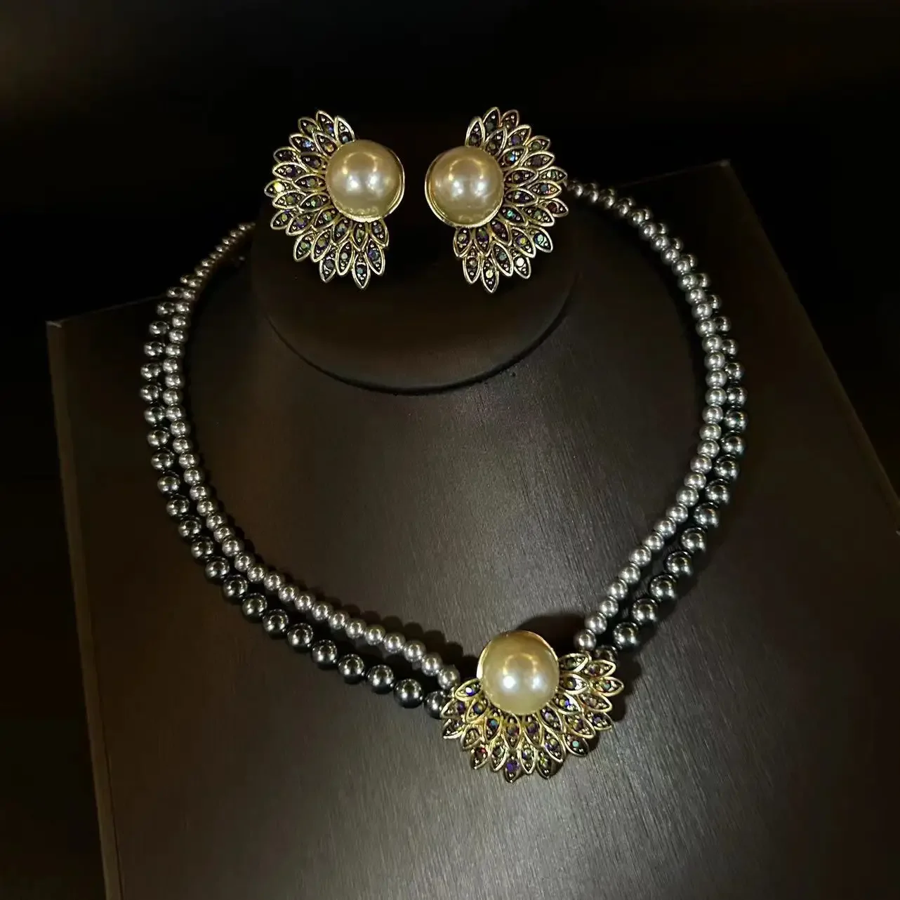 طقم قلادة وأقراط على الطراز الفرنسي العتيق للسيدات من تشينغداو في منتصف العمر قلادة عباد الشمس العصرية للركاب