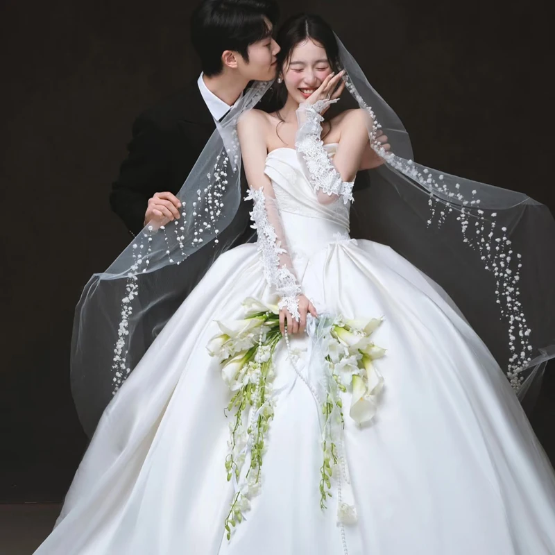 

Wedding photo indoor white dress bridal bouquet crescent white calla lily tulip simulation bouquet wedding gift