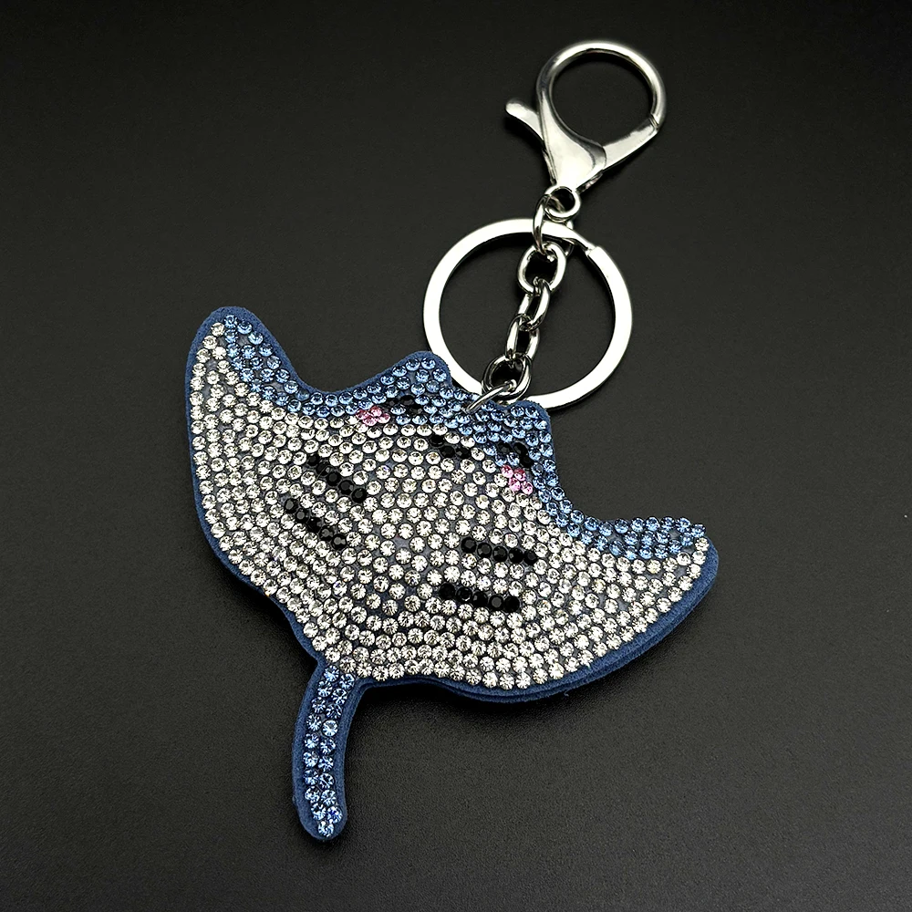 Niedlicher Manta-Rochen-Schlüsselanhänger für Damen und Herren, rot, vollständig mit Strass besetzt, Taschenanhänger, schöne Szenendekoration, Ozeanfisch-Schlüsselanhänger, Schmuck – Detail 4