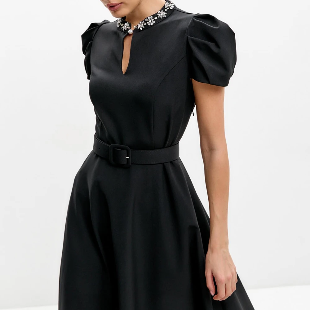 فساتين سهرة مخصصة على شكل حرف A بطول الشاي ورقبة عالية وأكمام قصيرة فستان حفلات أنيق وشاحات كريستالية بسيطة ثنيات للحفلات