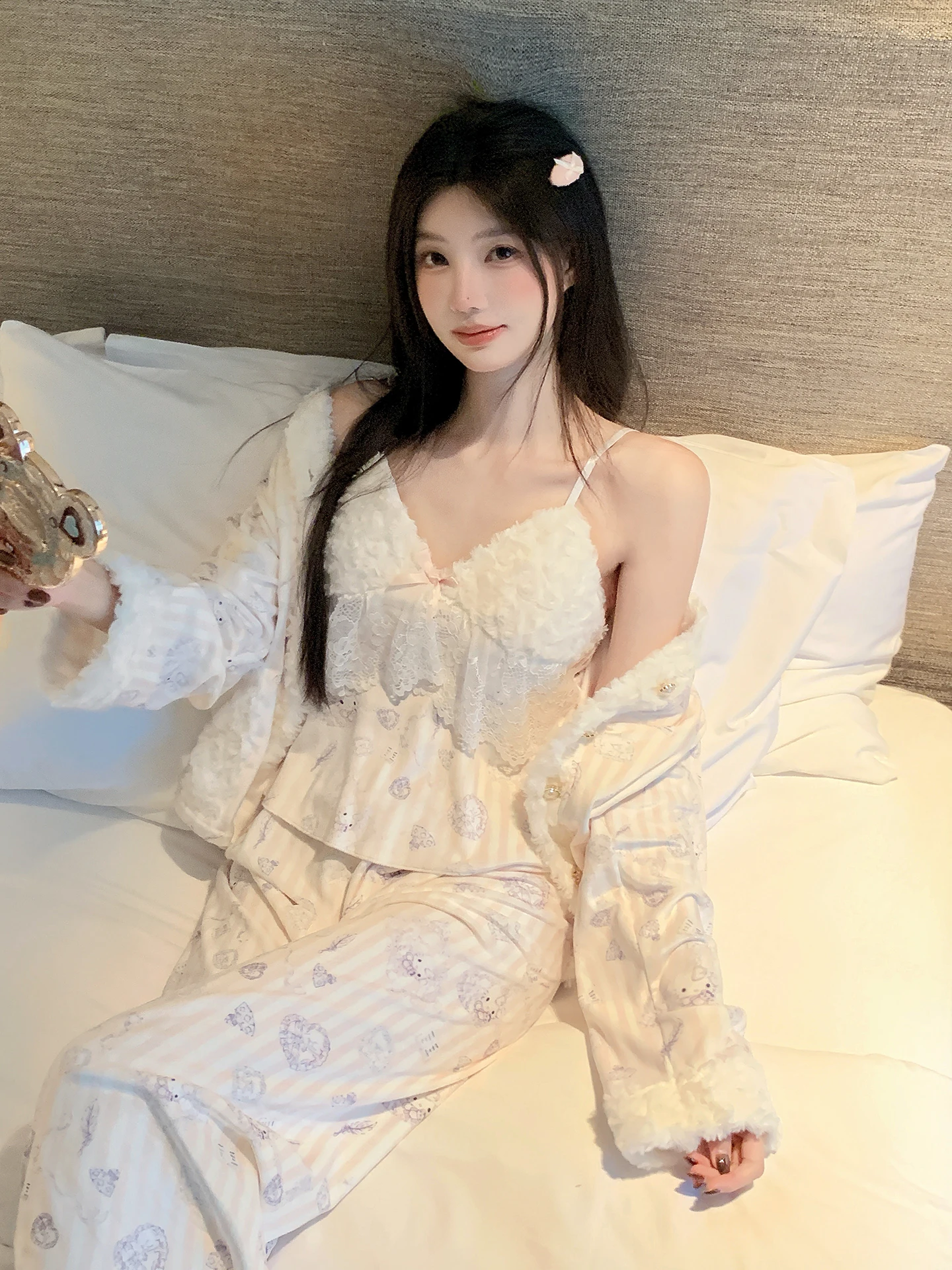 ชุดนอนเซ็กซี่ผ้าคอรัลสำหรับผู้หญิง ชุดลำลองใส่บ้านสำหรับฤดูใบไม้ร่วงและฤดูหนาว เสื้อคอวีแขนยาว ผ้าโพลีเอสเตอร์เนื้อนุ่ม ชุดเสื้อผ้าสองชิ้น