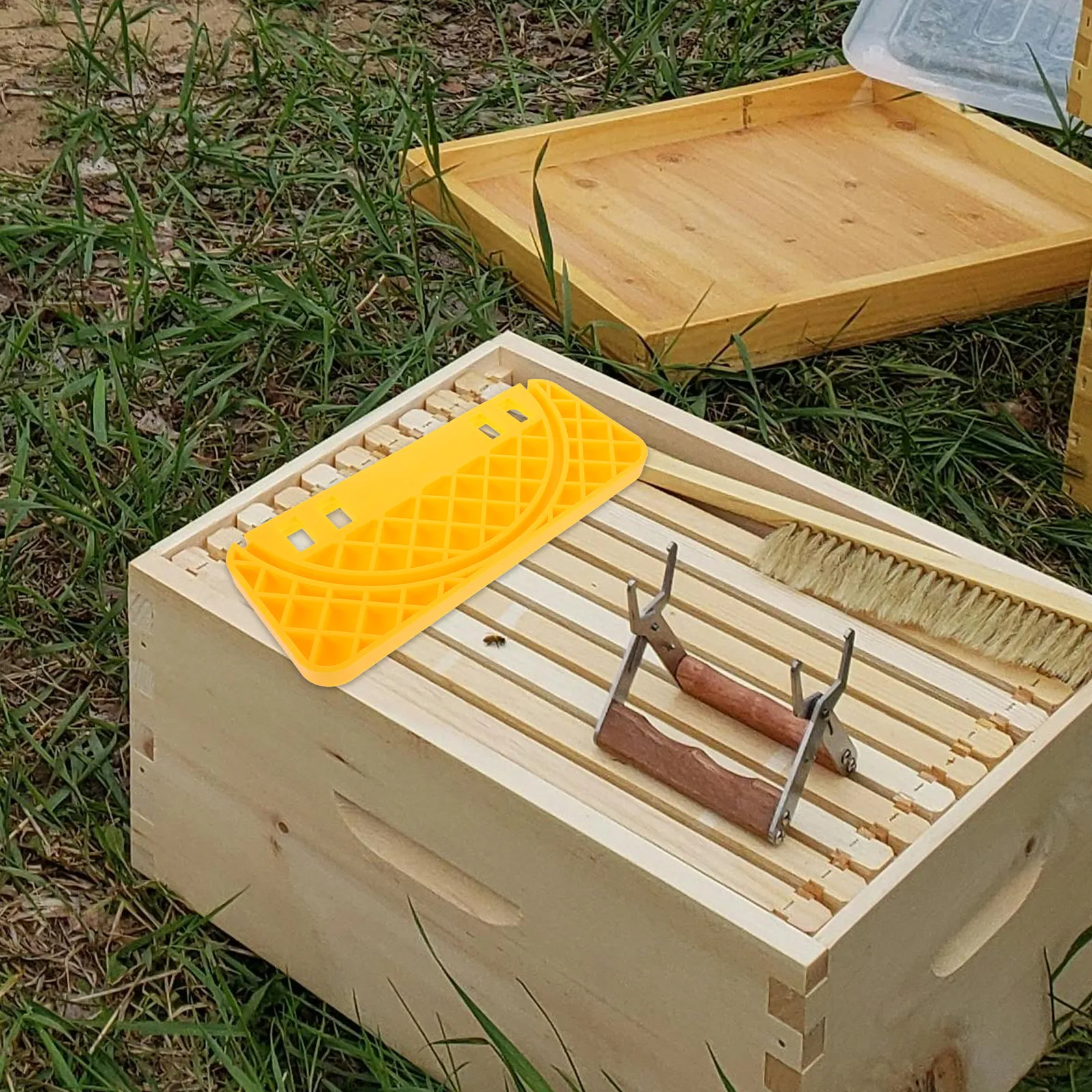 Beekeeping Tool Plastic Hive Scraper Uncapping Tank Holder Ergonomic Honey Bucket Scraper Universal Support for Frame