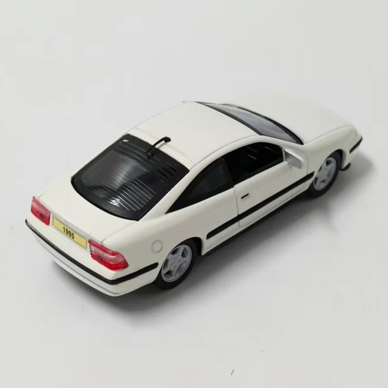 Delprado 1:43 Scale 1995 Opel New Alloy Die-casting Vehicle Model Without Packaging Collectible Gift Toy Car Model