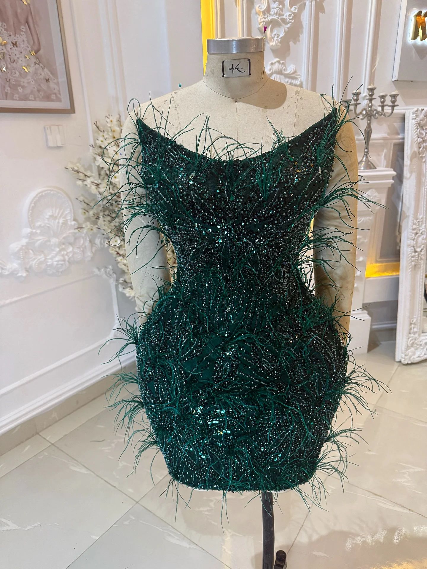 Nieuwe luxe smaragdgroene veren a-lijn avondjurk glitter kralen lovertjes galajurk met satijnen trein strik optochtjurk