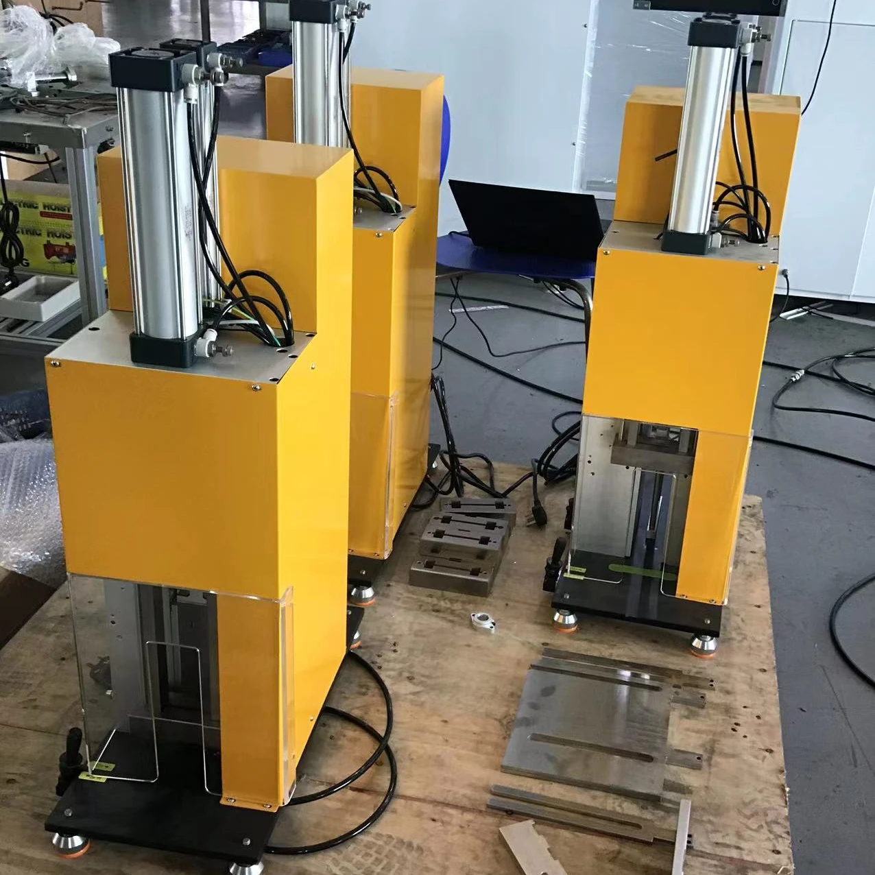 

Double Glasses with Pleated Blinds Honey Comb Blinds Cutting Drilling Machine Window Blinds Machines