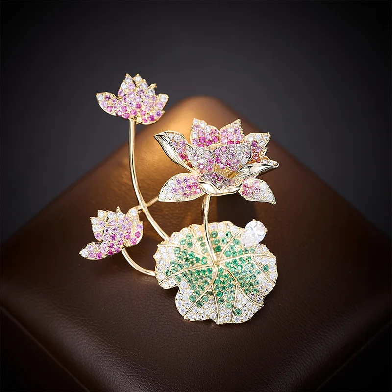 この中国風の銅象嵌ジルコン蓮の葉のブローチは、女性に豪華で壮大でエレガントでハイエンドの魅力を放ちます。
