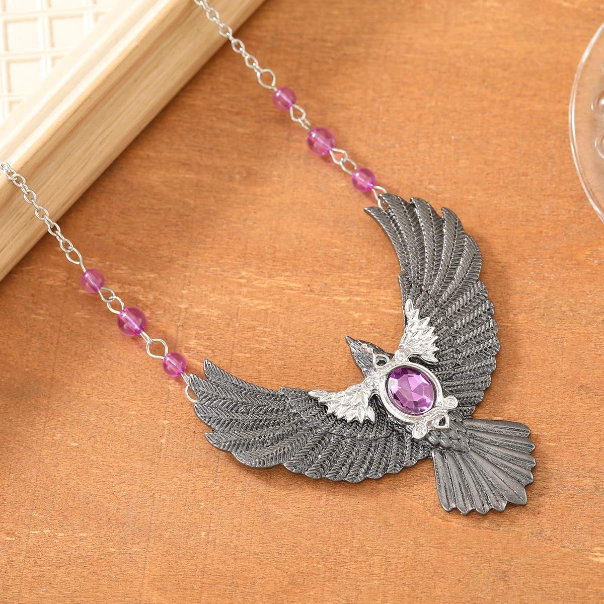 Die Halskette mit Vogelanhänger im Retro-Gothic-Stil und künstlichen Edelsteinen eignet sich für Partys und Versammlungen. – Detail 5