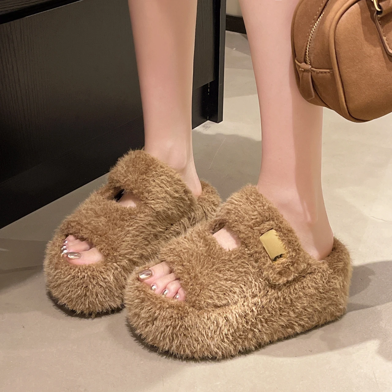 Autumn and Winter Fluffy Plush Skin-friendly Thick-soled Slippers for Women 2026 New Outdoor Leisure Non-slip Open-toe Slippers