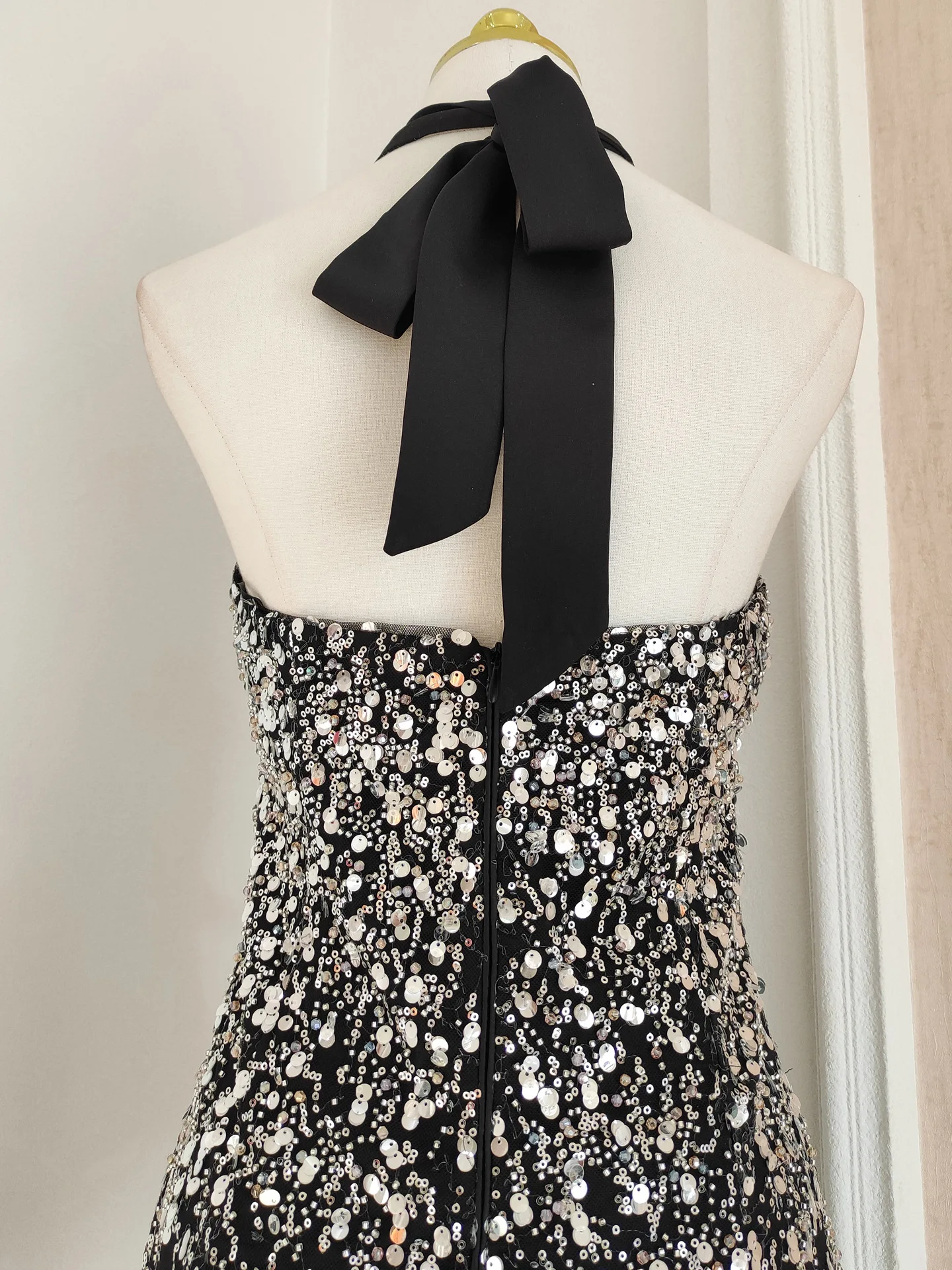 Abiti da festa francesi eleganti e sexy da socialite con lacci e fiocco all'americana, mini abito da sera aderente con paillettes in rilievo e senza schienale per le donne