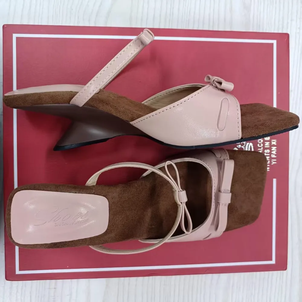 

Женские тапочки на открытом воздухе, крутые тапочки на наклонном каблуке с бантом, женские летние уличные женские сандалии на высоком каблуке с французской квадратной головкой и открытым носком