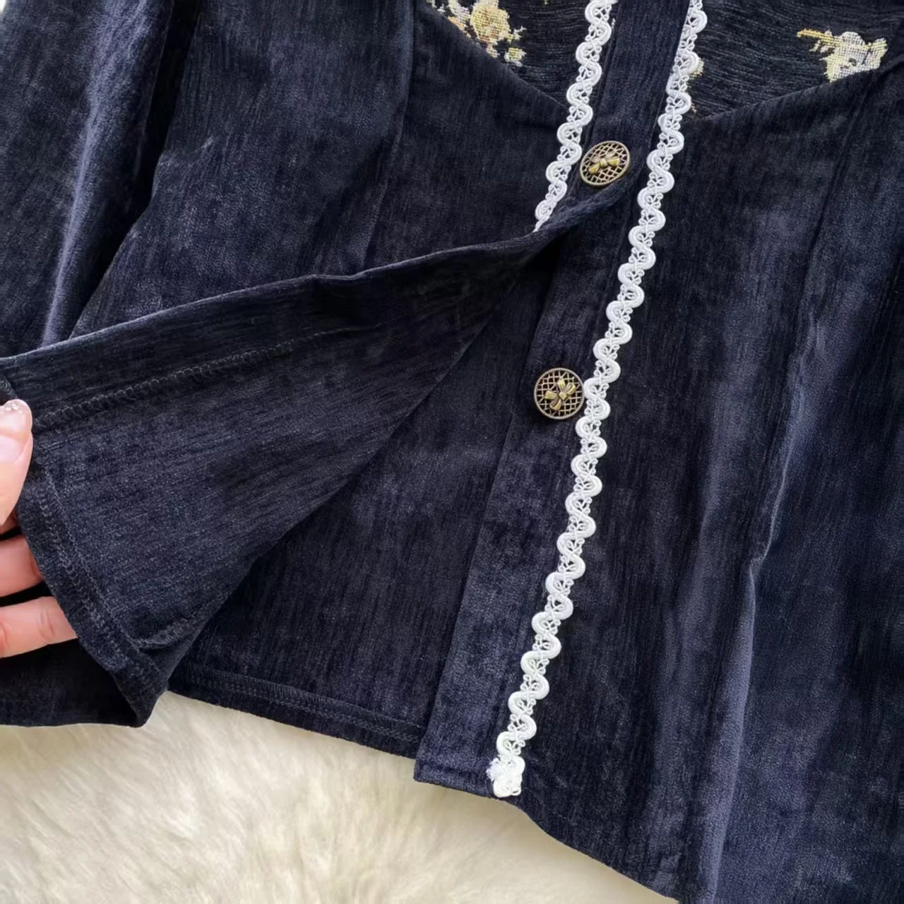 Women's French Retro Court Style Long Sleeved Gold Velvet Shirt Lace Detail Autumn Winter Top