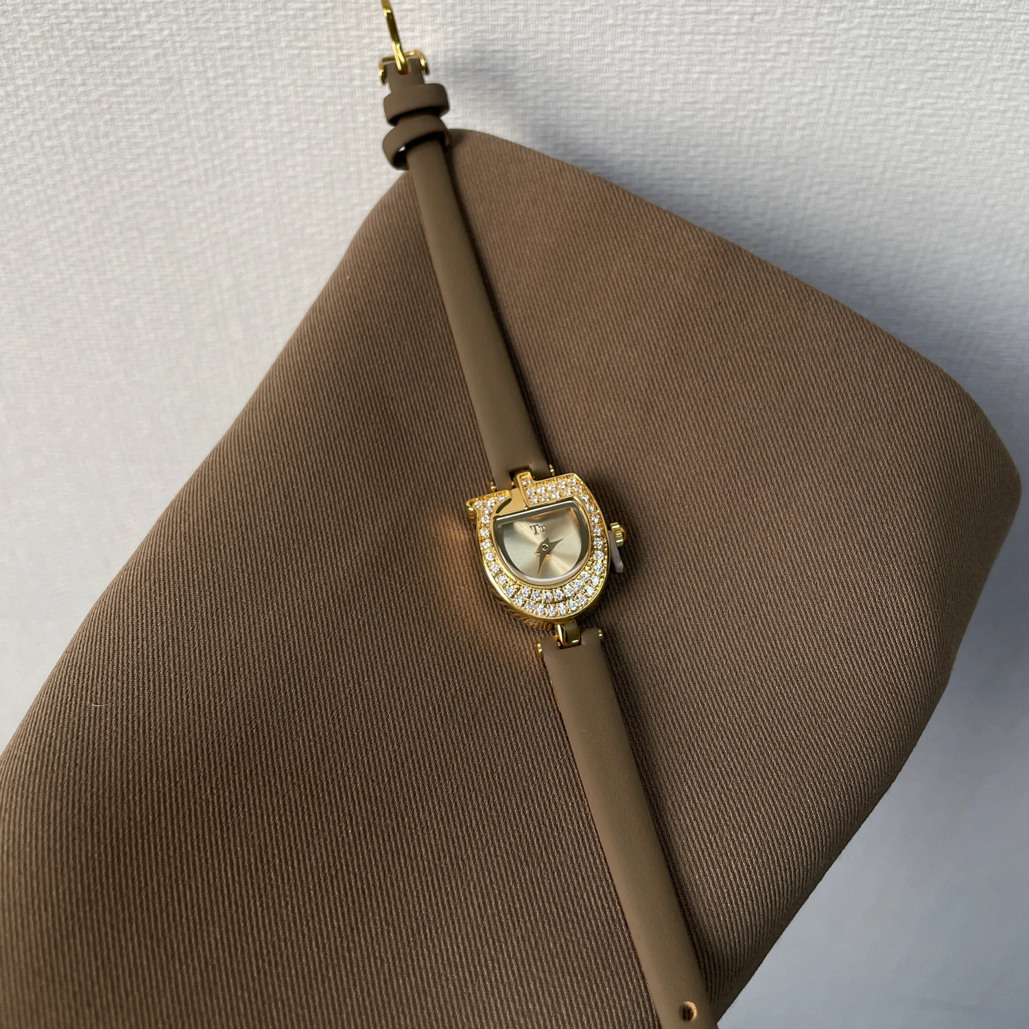 ساعة ذات تصميم مدمج ورائع للنساء ساعة عصرية عالية الجودة 2026 تصميم فني جديد للفتيات ساعة كوارتز هدية #2